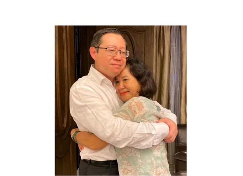林冠英与妻子周玉清相拥抱。