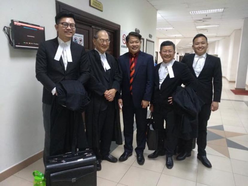 民主行动党埔奕州议员陈长锋(中)和其律师团在庭外合影。左起;为黄庆伟、张守江、陈其兴以及江丰年。