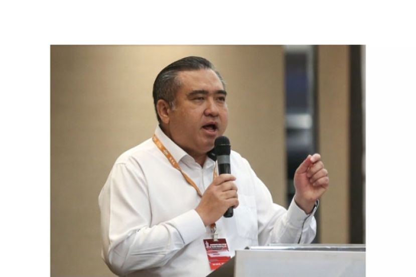 交通部长陆兆福。