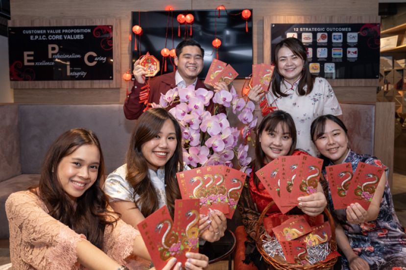 砂拉越旅游局团队展示限量版农历新年红包迎接节庆。