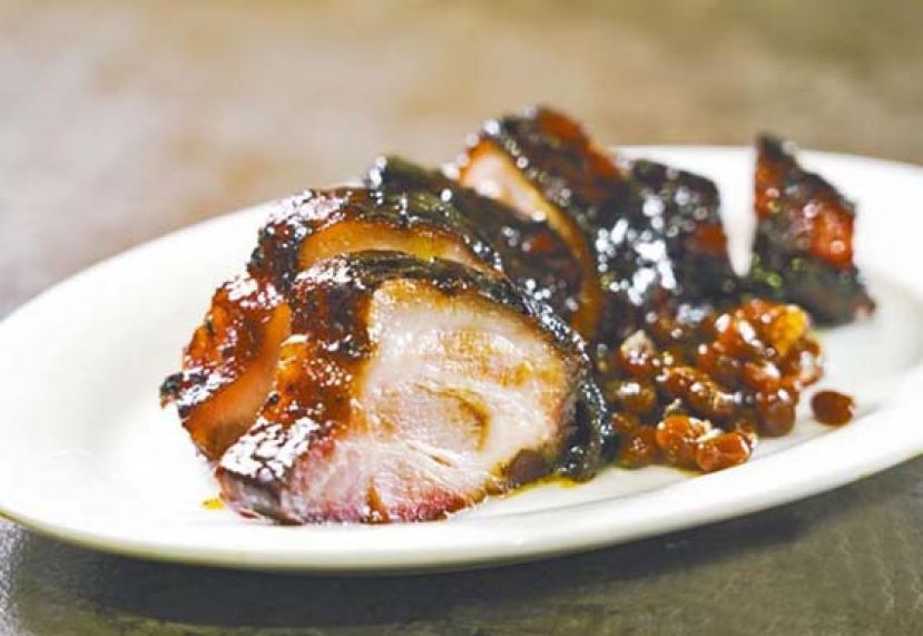 甘一刀肥焦叉烧，外层糖化焦香的肥膏，烧得带脆，包着肉汁丰富的酶肉，入口松化丰腴。