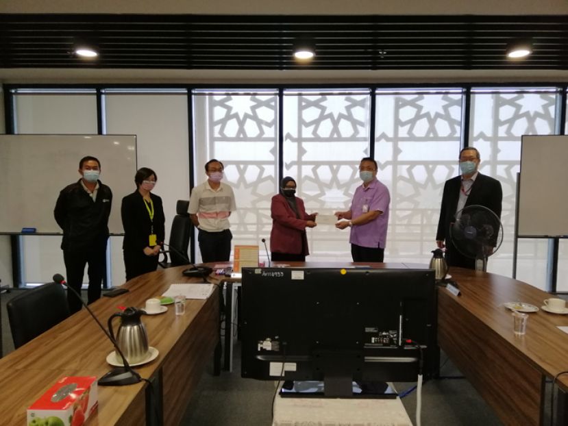 蔡文铎（右二）移交感谢函予Puan Hajah Elean Binti Masa'at（右三）。右一为郭应茂及左三为林庆宏。