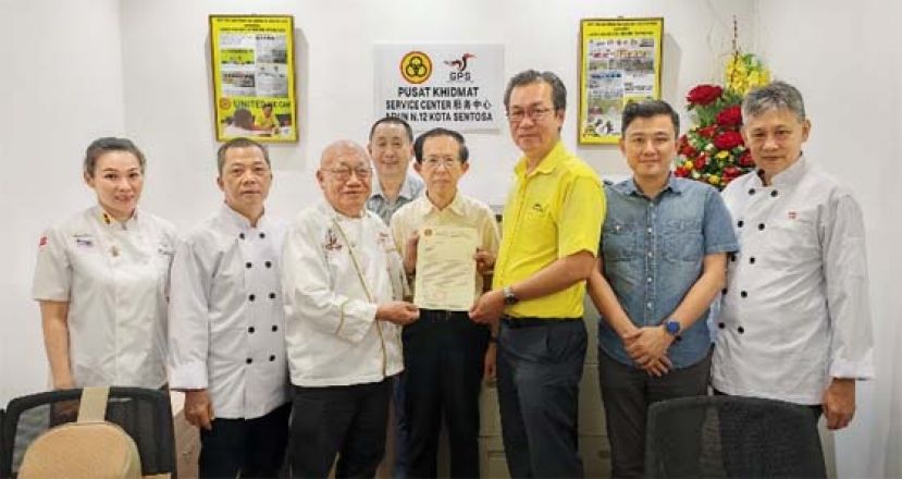 古晋姑苏厨业好友会会长吴亚声（左三）移交邀请函予哥打圣淘沙区州议员YB叶耀星律师（右三）， 由古晋中华总商会人力资源发展组主任郑佑上（右四/中间）见证。一同出席的商会代表：人力资源发展组副主任黄长财（左四/后排站者）及杨岩彬（右二）；古晋姑苏厨业好友会其他出席的代表：署理主席许瑞轩（右一），财政何宝华（左二），婦女主任陈泋蓁（左一）。