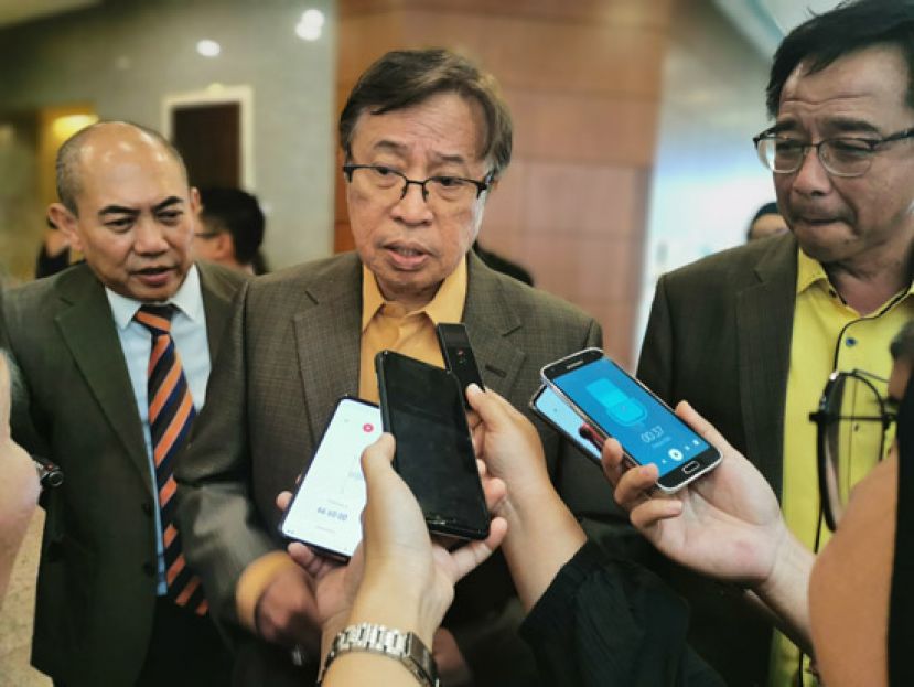 砂首长拿督巴丁宜阿邦佐哈里（中）披露，砂拉越青年统一机在三马拉汉巴雅巴罗打造现代农业科技培训中心，明年可投入运作。