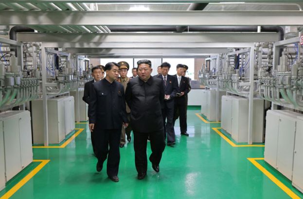 朝鲜领导人金正恩先前视察核物质生产工厂。