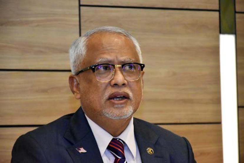 联邦人力资源部副部长拿督马夫兹强调，刚入职场的年轻人要改变思维，勿坚持挤入公务员行列，反之可考虑在私人界任职。