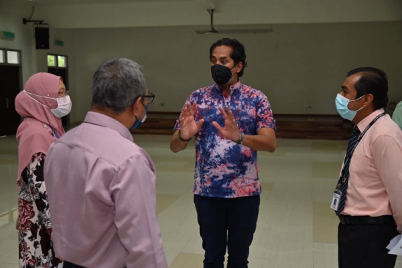 科学、工艺及革新部长凯里（中）。