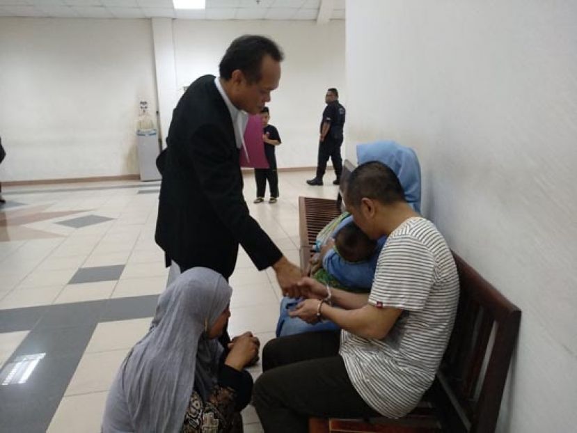 被判坐牢8年的印尼被告，在法庭外亲吻幼儿头额。  &nbsp;