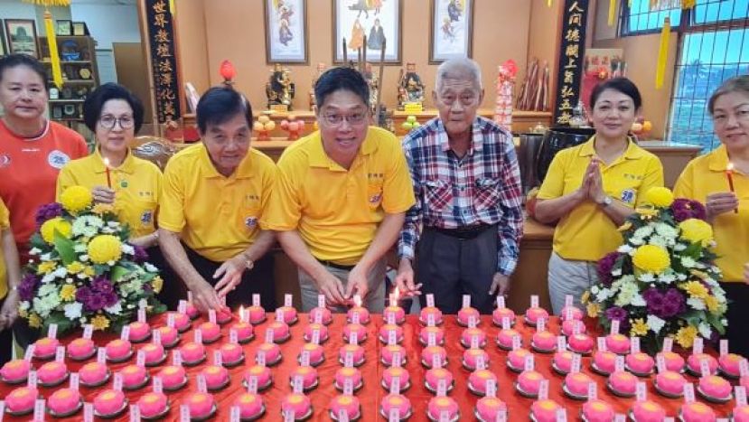 紫辉阁阁长蔡岷谷（左四）率领董班德生主持点燃莲花烛祈福时一瞥。