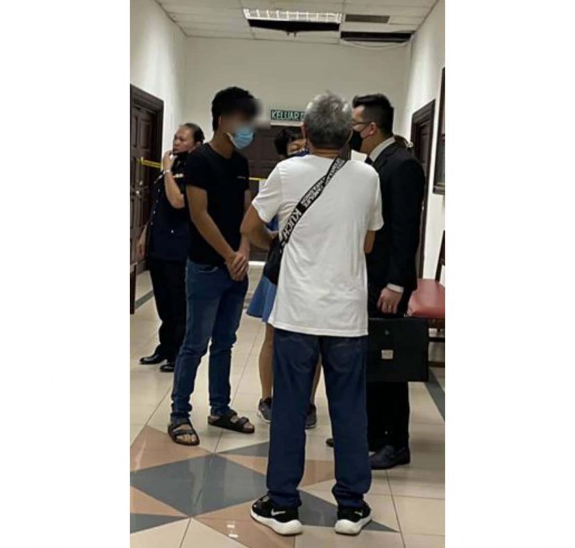 嫌犯抵达法庭时摄。