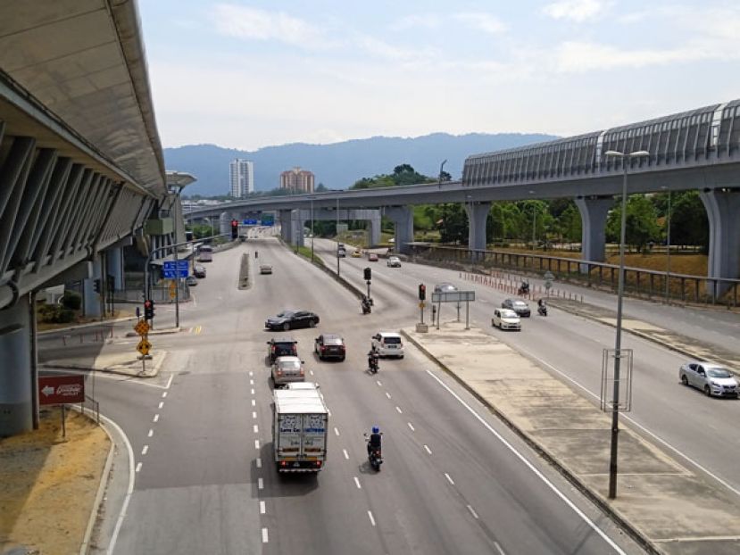 安华宣布政府将追加2亿5000万令吉拨款用来维护联邦公路