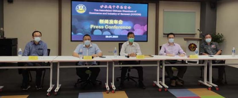 新闻发布会上的一张合照。左起为砂轮胎同业公会主席林庆宏、砂中总总秘书蔡文铎、砂中总会长拿督陈日枝、砂中总副财政何修华以及古晋自由车摩多商公会主席刘顺荣。