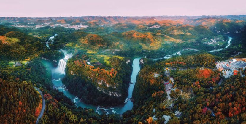 黄果树大瀑布全景航拍图。