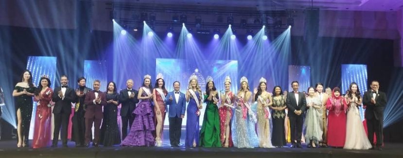 一张来自40个国家的佳丽、主办方、评判以及嘉宾的大合照。