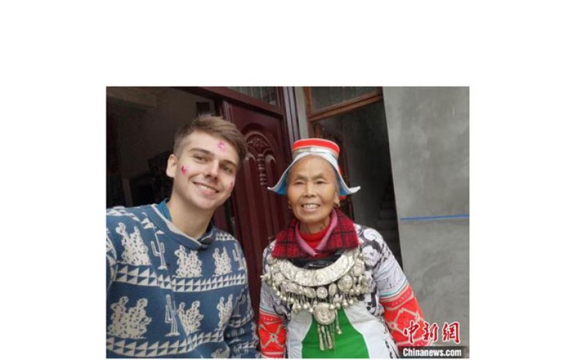 罗伯特和贵州黄平革家妇女合影。