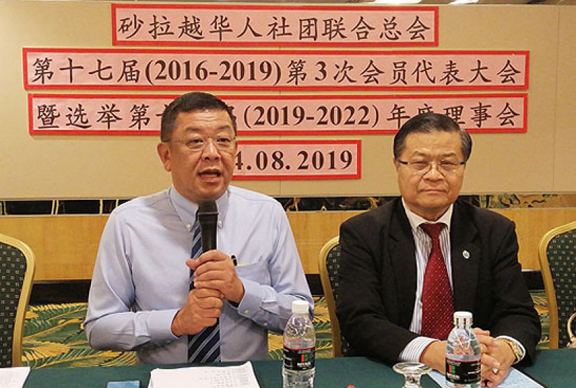 中选砂华总会长的拿督黄良杰(左)发表当选感言，右是卸任会长拿督许德忍。