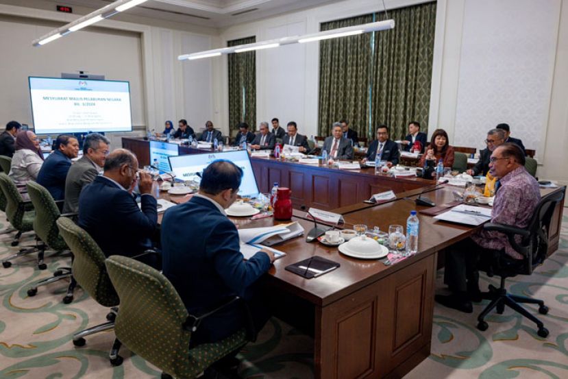 首相安华主持国家投资理事会会议。