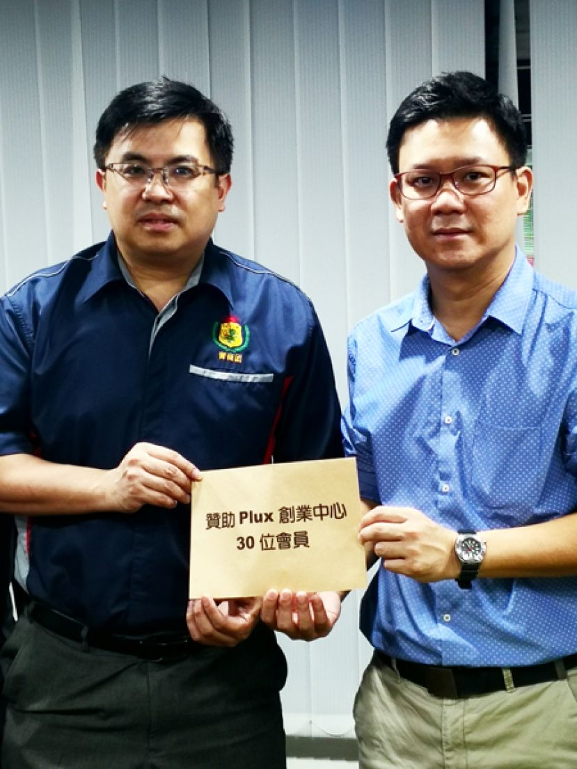 诗巫区国会议员林财耀（右）将赞助PLUX创业中心30份名额的字据交给青商团团長许魯旭。