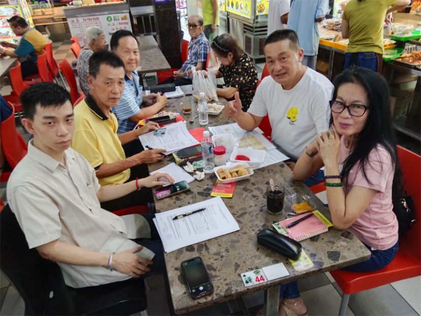 巴都林当区议员施志豪（右二）携手其巴都林当区人民服务中心流动柜台服务团队、达雅社区领袖本固鲁戴安娜（右一）同心协力为年满60岁砂民申请"砂年长者健康福利" （SCHB）及砂政府相关福利。