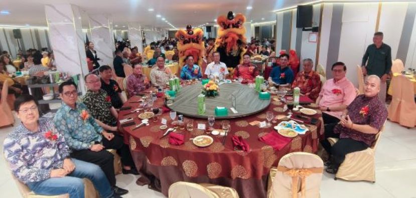  晚宴嘉宾们合影，左起为古晋12哩忠灵万寿山大伯公庙理事会名誉顾问拿督王裕华、拿督蔡传伟、甲必丹拿督刘思乐、拿督黄世琴、永久名誉顾问拿督斯里刘为强台平局绅、主席拿督龚财兴、执行顾问天猛公拿督陈如飞、哥打圣淘沙区议员叶耀星、晚宴筹委会主席龚财源、巴达旺市议会主席陈开、名誉顾问拿督杨昆贤、拿督曾镇江及李细展。