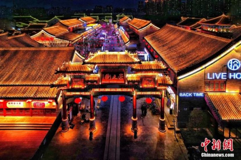 定州市崇文街夜景。