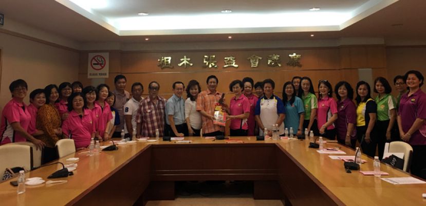 古晋福建公会副会长王长福赠送纪念品予马来西亚福建社团联合会妇女组主席林秀琼。