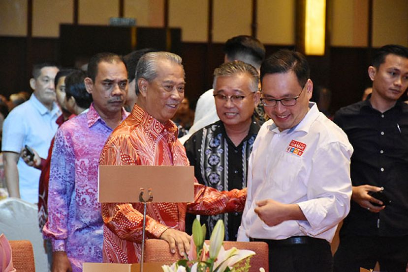 砂希盟主席张健仁（右）在晚宴上和土团党主斯丹里慕尤丁（左）互相寒暄。