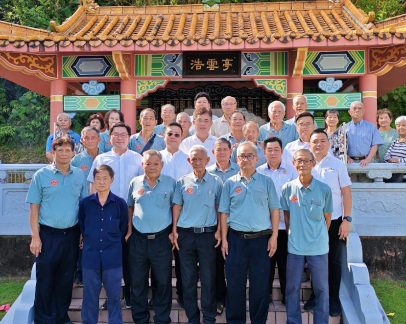 砂南区友谊俱乐部会员富贵山庄浩云亭烈士纪念碑前 举行祭奠砂拉越革命烈士仪式