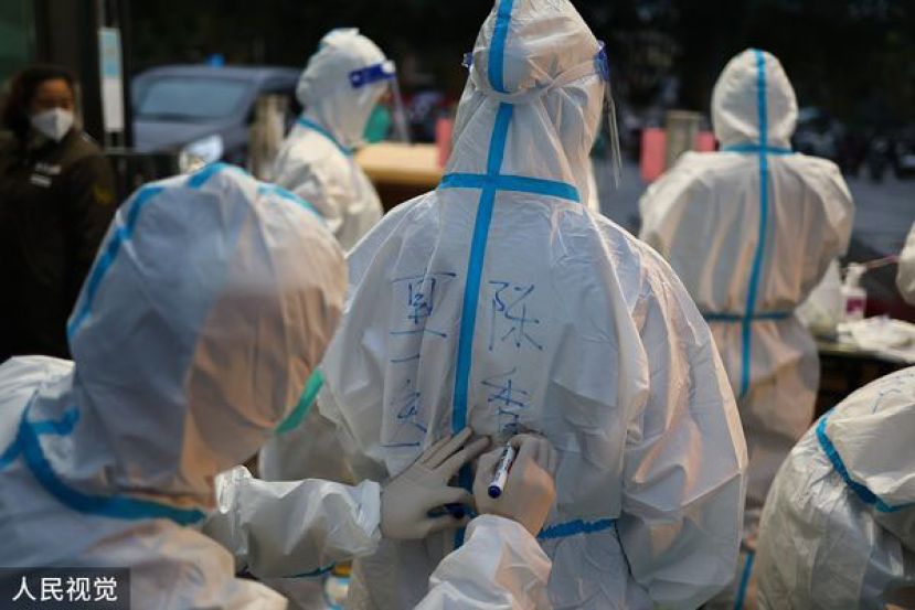 拜登签署新法，要求公开包含武汉病毒研究所在内的COVID-19溯源调查文件。图为中国武汉封城期间的医护人员。