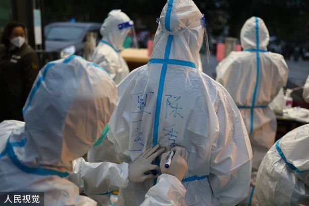 拜登签署新法，要求公开包含武汉病毒研究所在内的COVID-19溯源调查文件。图为中国武汉封城期间的医护人员。