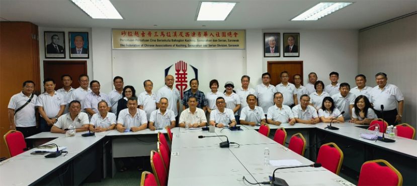 拿督黄良杰（坐者中）主持理事会议后与全体理事合影。