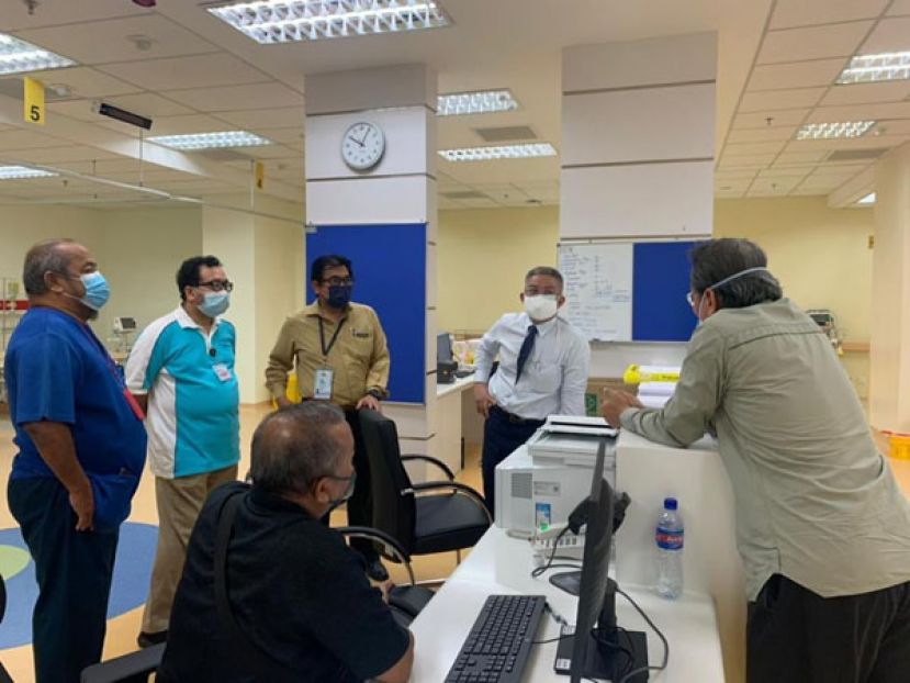 阿汉巴巴（右三起）和查尔斯突访巴生中央医院，亲自监督该医院紧急部门的运作情况。