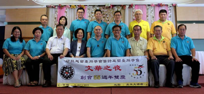 砂拉越留台同學會暨詩巫省留台同學會將於11月29日及30日在詩巫舉行&ldquo;創會55週年文華之夜雙慶&rdquo;歡迎宴及慶典晚會。坐者右起為砂留台秘書羅仁山、古晉省主席黃慶龍、砂留台顧問拿督劉乃好、詩巫省主席張濟亮、砂留台主席陳章遠、顧問拿汀劉恭意、顧問許贊禮、泗里街省主席黃秀明、民都魯省主席許維娗及理事在新聞發布會上合影。