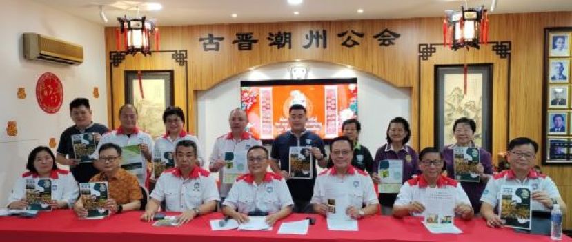 古晋潮州公会160周年纪念庆典筹委会摄于新闻发布会上。坐者左起为古晋潮州公会妇女组主任郑姝萍，副财政拿督沈坚石，该会会长及160周年庆典大会主席周文盛，身为该会160周年庆典筹委会主席的该会第一副会长陈家福，第二副会长陈瑞光，文化股主任沈汉忠，以及公关股主任郭景盛。