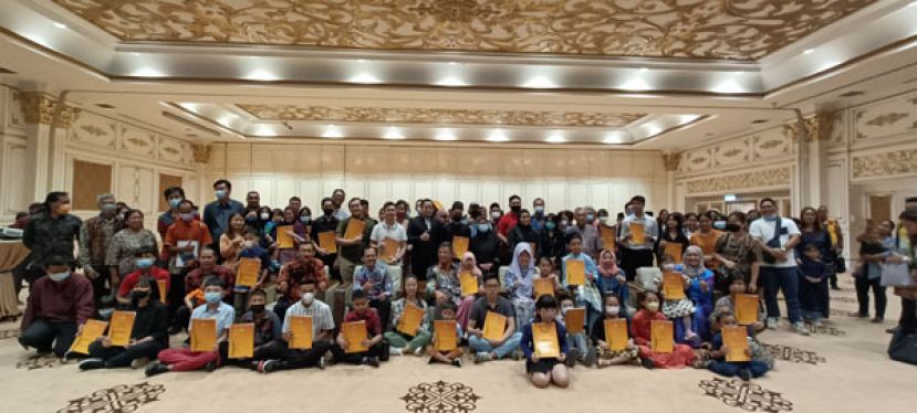 内长亲手颁发大马公民权予砂拉越40名孩童