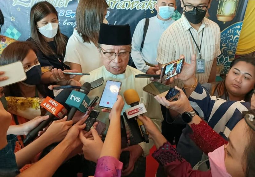 砂总理拿督巴丁宜阿邦佐哈向媒体发表谈话时摄。