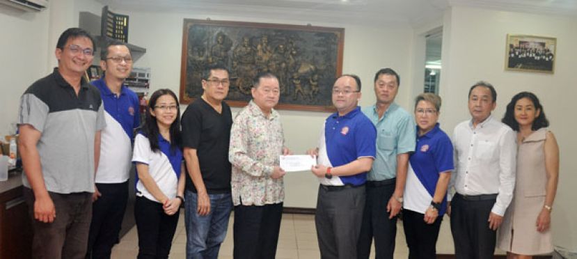 筹委会主席甲必丹拿督刘思乐（右五）把邀请函呈予世福执行会长、马福总会长拿督斯里刘为强太平局绅（左五）时摄。