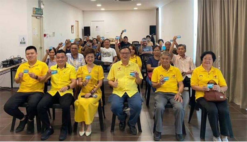 砂人联党峇都吉当支部移交党员卡    罗克强：30新党员加入展现对党与砂发展信心