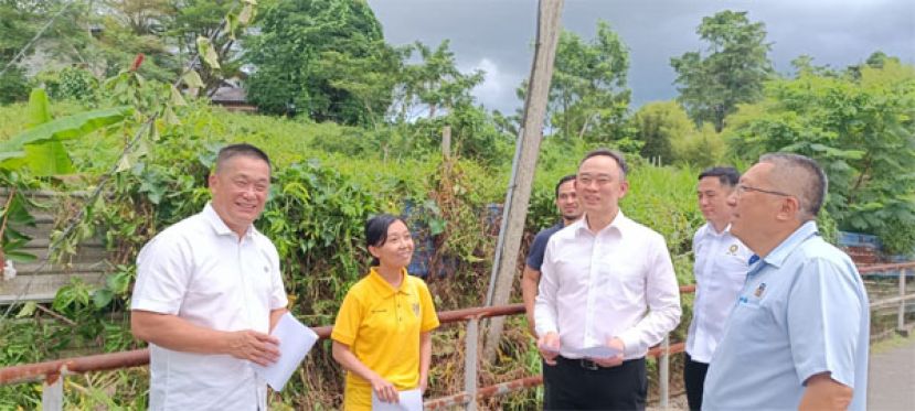南市长拿督黄鸿圣（右一）、巴都林当州议员施志豪（左一）与砂总理署政治秘书许德婉（左二）巡视巴都林当路防洪计划进展。