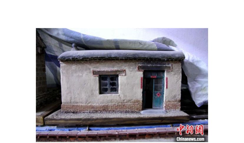 李寿升复原的一处土胚房屋。在门框、窗户等处，做了被烟熏过痕迹的处理。