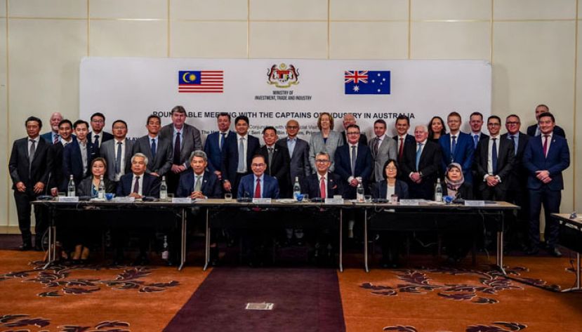 首相安华与澳洲大企业高管合影。