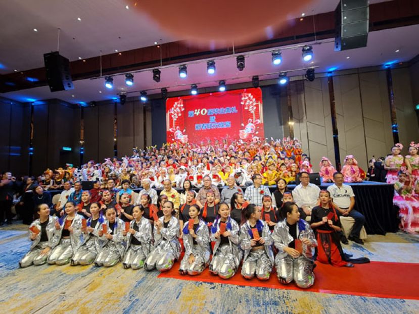 来宾们与菩提幼儿园孩子大合照。