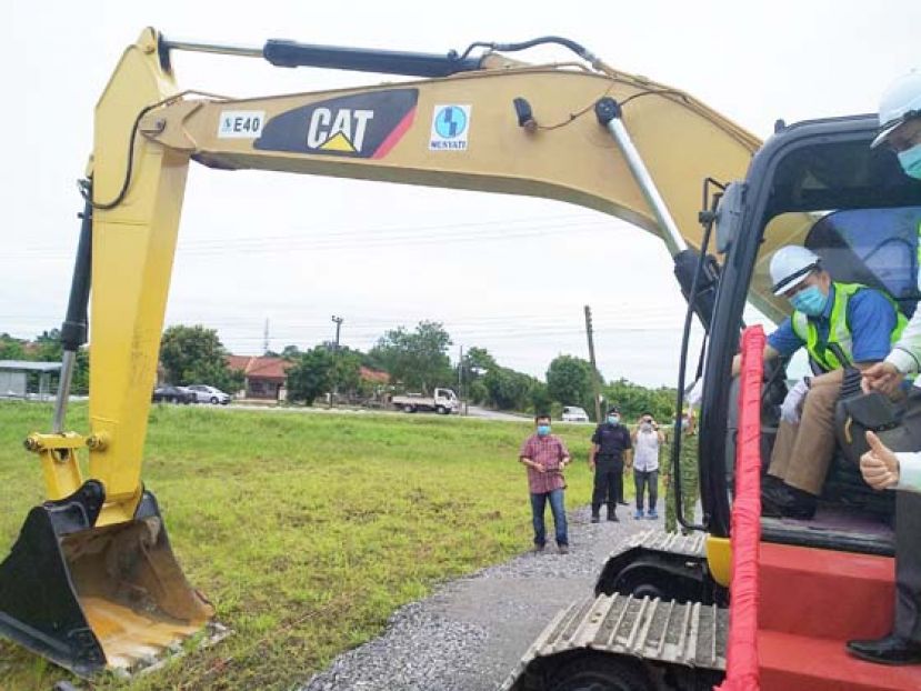 联邦工程部高级部长拿督斯里法迪拉为道路提升工程进行动土礼时攝。