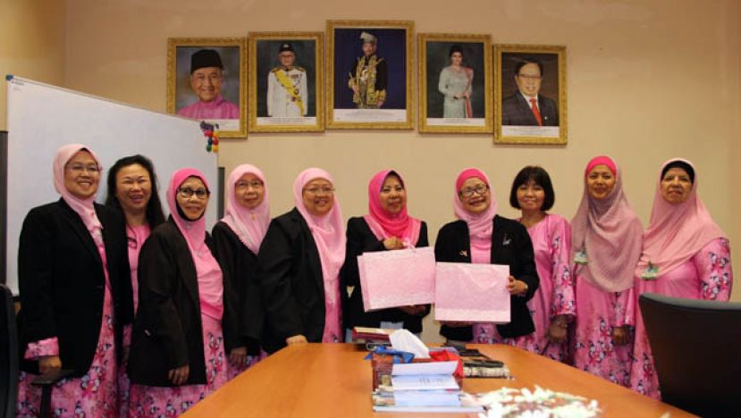 粉红丝带支援组织主席苏丽雅(右四)妮移交邀请函予助理部长罗茜(右五)。