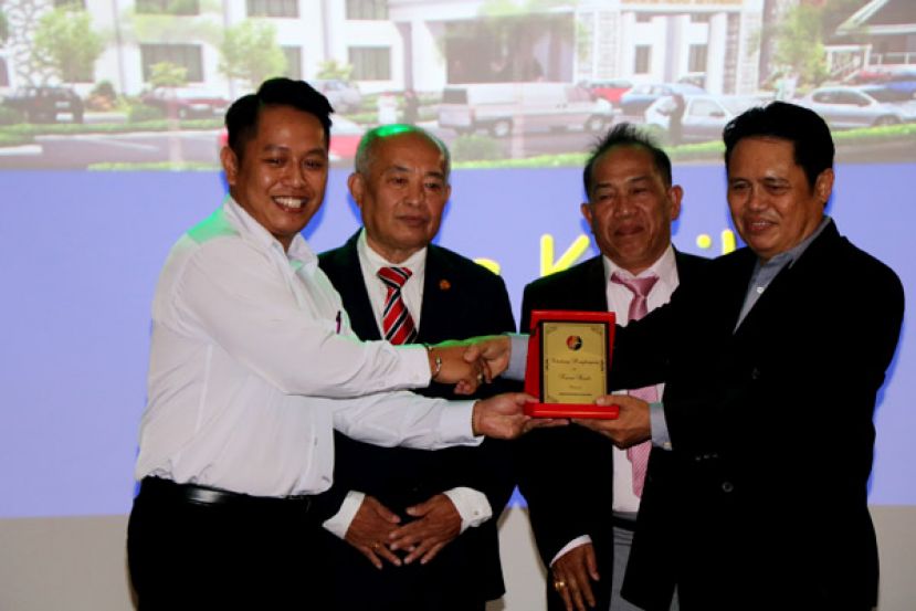 砂博物院成功举办马兰诺习俗遗产讲座会，马兰诺族福利信托委员会主席拿督艾达威（左二）赠送纪念品予砂博物馆公关部主任仁米(左一)。右一是博物院族群研究部代主任佐林吉林。