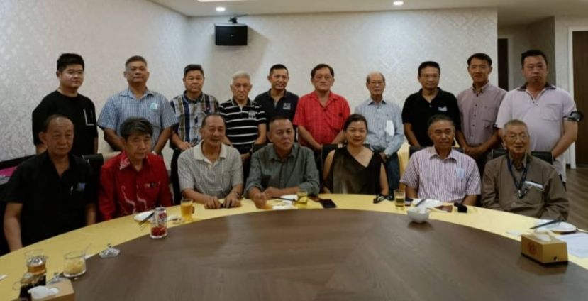 甲必丹林传政（前排中）领导的古晋老巴刹民众联谊会新届理事成员合影。