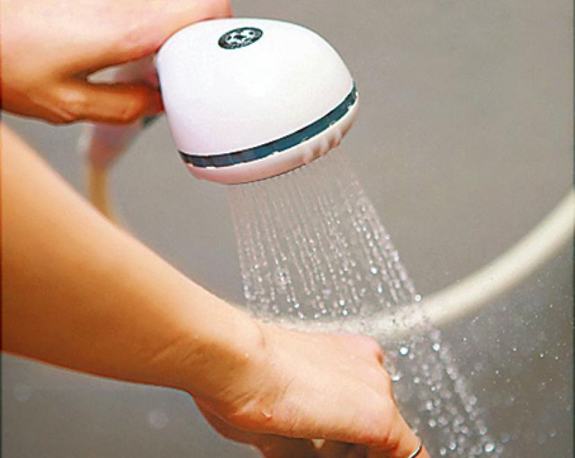 热天冷水澡降温 恐引发胸闷头痛