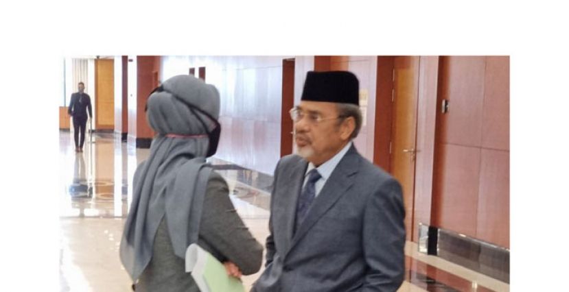 达祖丁在国会走廊与一名人士聊天时被拍到未戴口罩。