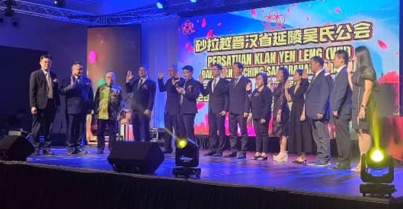 在主宾陈开的见证下，砂拉越晋汉省延陵吴氏公会第30届理事会宣誓就职时影。