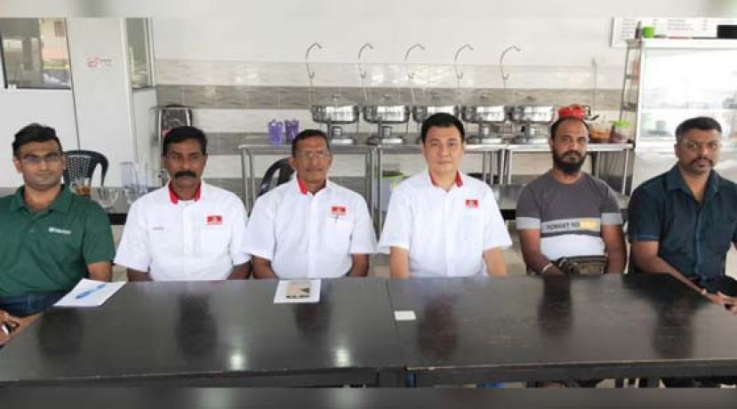 苏古（左3）指行动党是时候作出检讨，左2为苏巴马廉以及植旷荣（右3）。